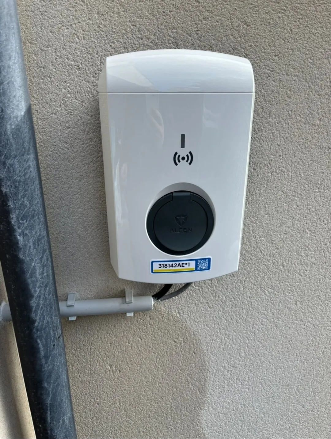 installation borne recharge voiture electrique vitre